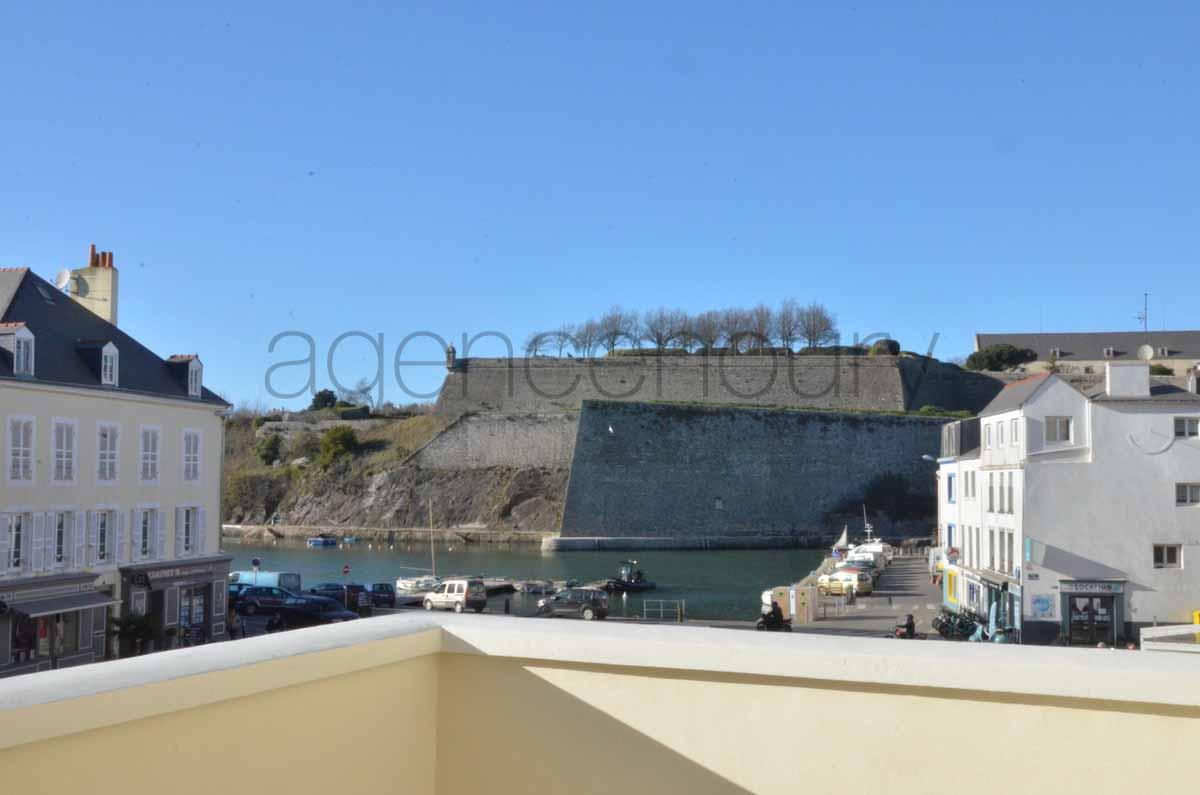 Bnficiant d'une terrasse ensoleille qui offre de plaisantes vues sur le port et la Citadelle.