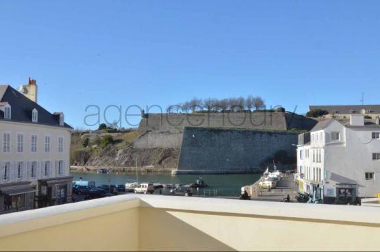 Dot d'une terrasse ensoleille qui offre une vue plaisante sur le port et la Citadelle.