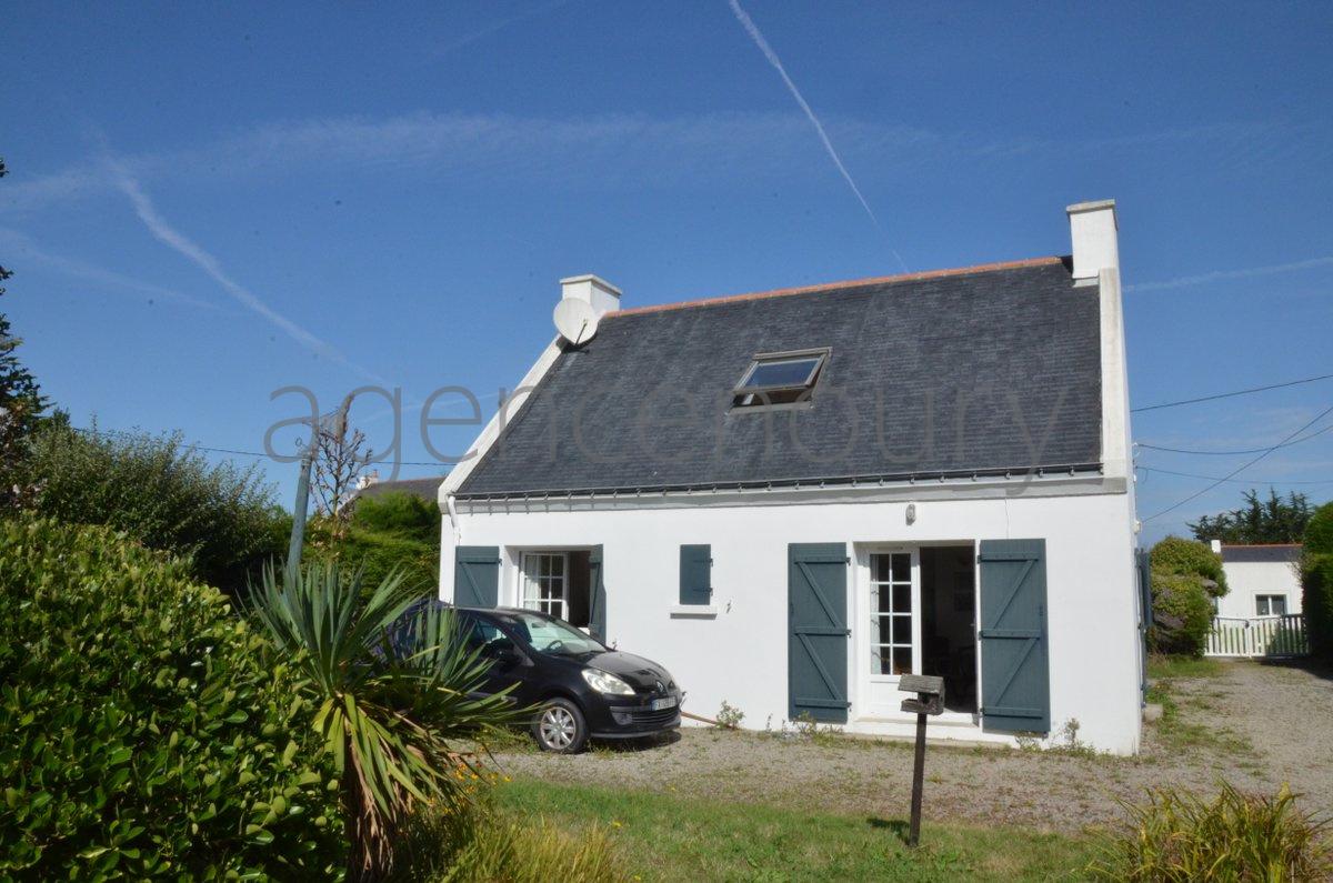 A deux kilomtres de Palais cette maison est implante dans un environnement trs vgtal, au grand calme, sans vis  vis.