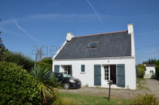 A deux kilomtres de Palais cette maison est implante dans un environnement trs vgtal, au grand calme, sans vis  vis.