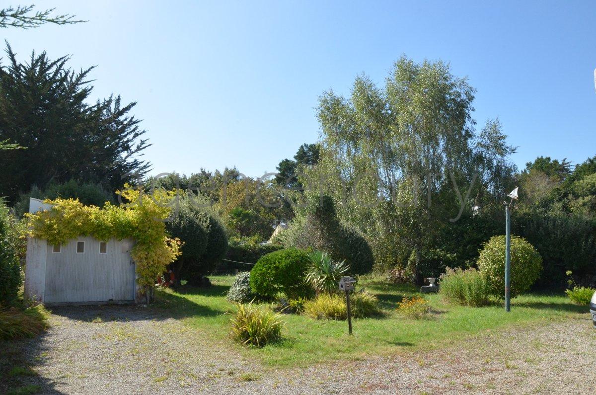 A deux kilomtres de Palais cette maison est implante dans un environnement trs vgtal, au grand calme, sans vis  vis.