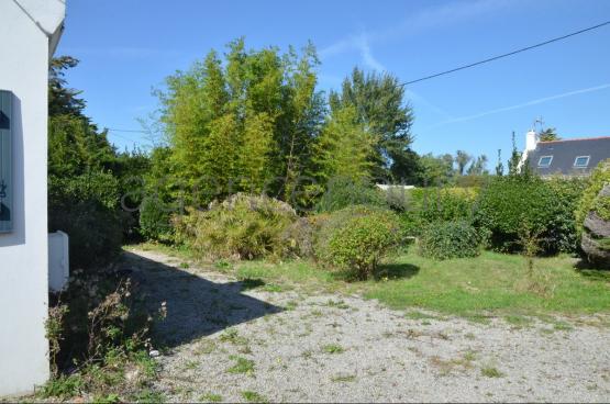 A deux kilomtres de Palais cette maison est implante dans un environnement trs vgtal, au grand calme, sans vis  vis.