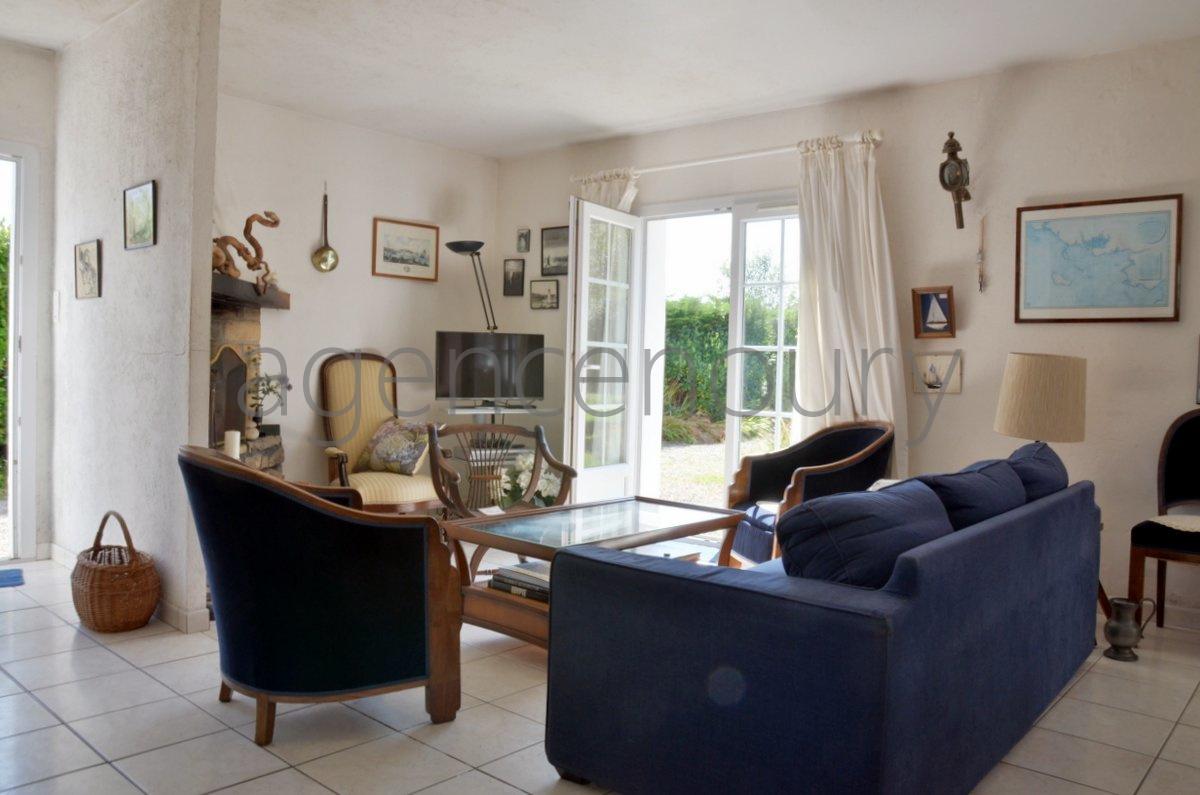 A deux kilomtres de Palais cette maison est implante dans un environnement trs vgtal, au grand calme, sans vis  vis.