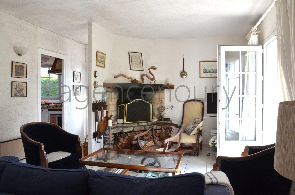 A deux kilomtres de Palais cette maison est implante dans un environnement trs vgtal, au grand calme, sans vis  vis.