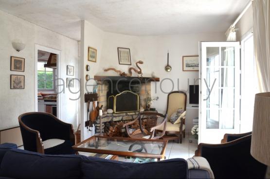 A deux kilomtres de Palais cette maison est implante dans un environnement trs vgtal, au grand calme, sans vis  vis.