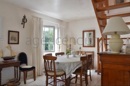 A deux kilomtres de Palais cette maison est implante dans un environnement trs vgtal, au grand calme, sans vis  vis.