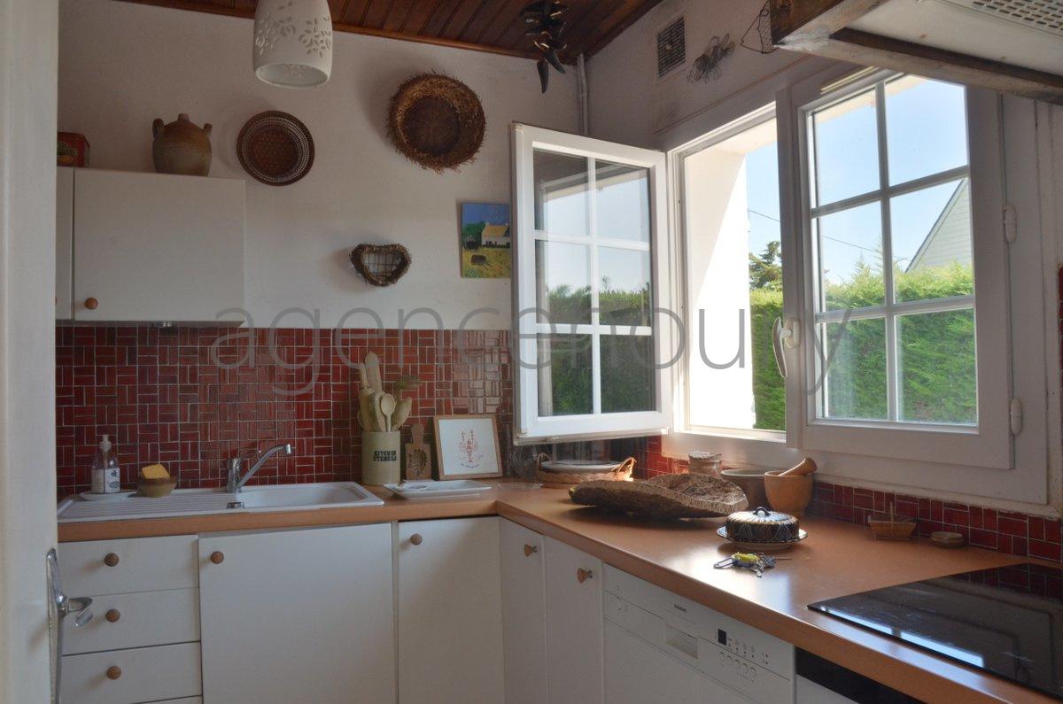 A deux kilomtres de Palais cette maison est implante dans un environnement trs vgtal, au grand calme, sans vis  vis.