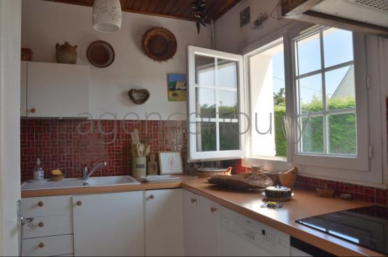 A deux kilomtres de Palais cette maison est implante dans un environnement trs vgtal, au grand calme, sans vis  vis.