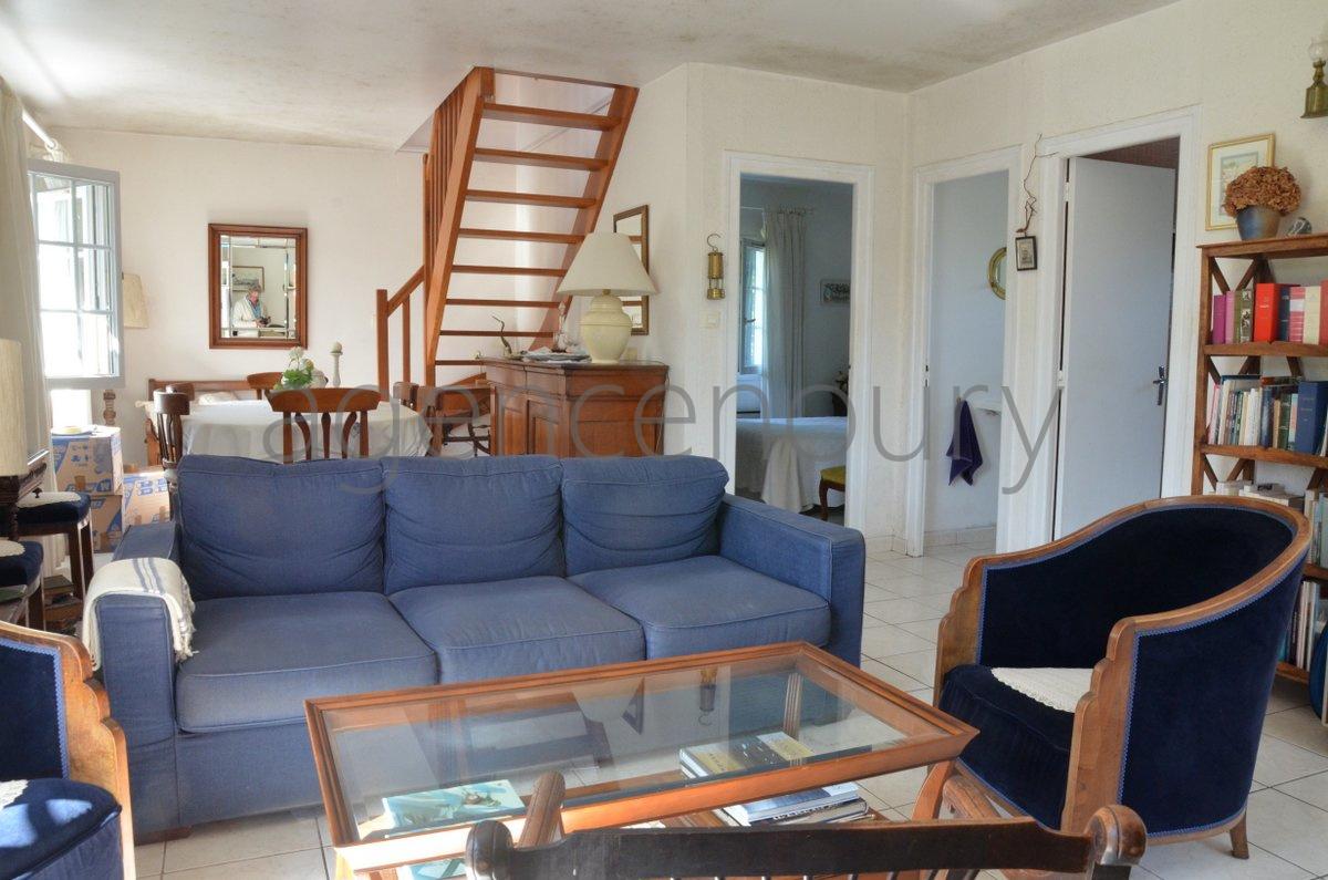 A deux kilomtres de Palais cette maison est implante dans un environnement trs vgtal, au grand calme, sans vis  vis.