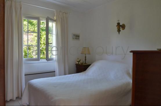 A deux kilomtres de Palais cette maison est implante dans un environnement trs vgtal, au grand calme, sans vis  vis.