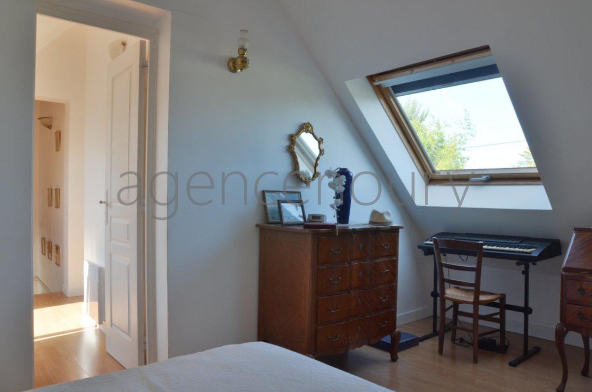 A deux kilomtres de Palais cette maison est implante dans un environnement trs vgtal, au grand calme, sans vis  vis.