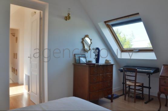 A deux kilomtres de Palais cette maison est implante dans un environnement trs vgtal, au grand calme, sans vis  vis.