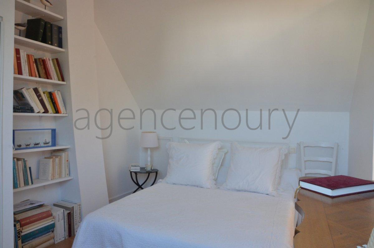 A deux kilomtres de Palais cette maison est implante dans un environnement trs vgtal, au grand calme, sans vis  vis.