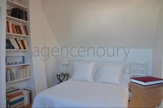 A deux kilomtres de Palais cette maison est implante dans un environnement trs vgtal, au grand calme, sans vis  vis.