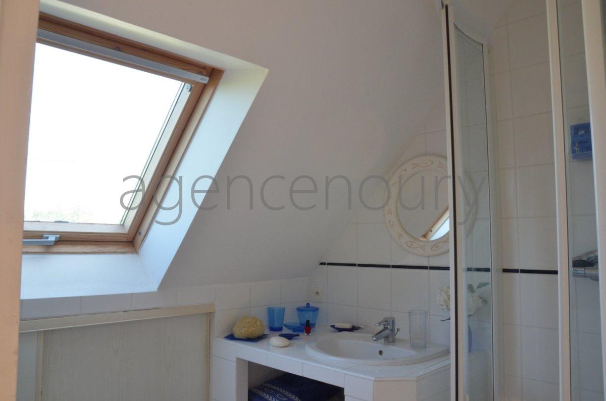 A deux kilomtres de Palais cette maison est implante dans un environnement trs vgtal, au grand calme, sans vis  vis.