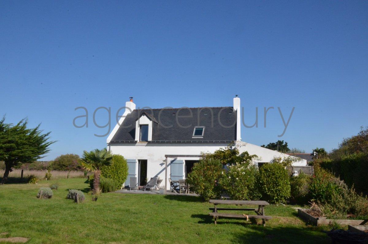 A l'extrmit d'un village, sans voisin  l'Ouest, lumineuse jusqu'au coucher du soleil, 