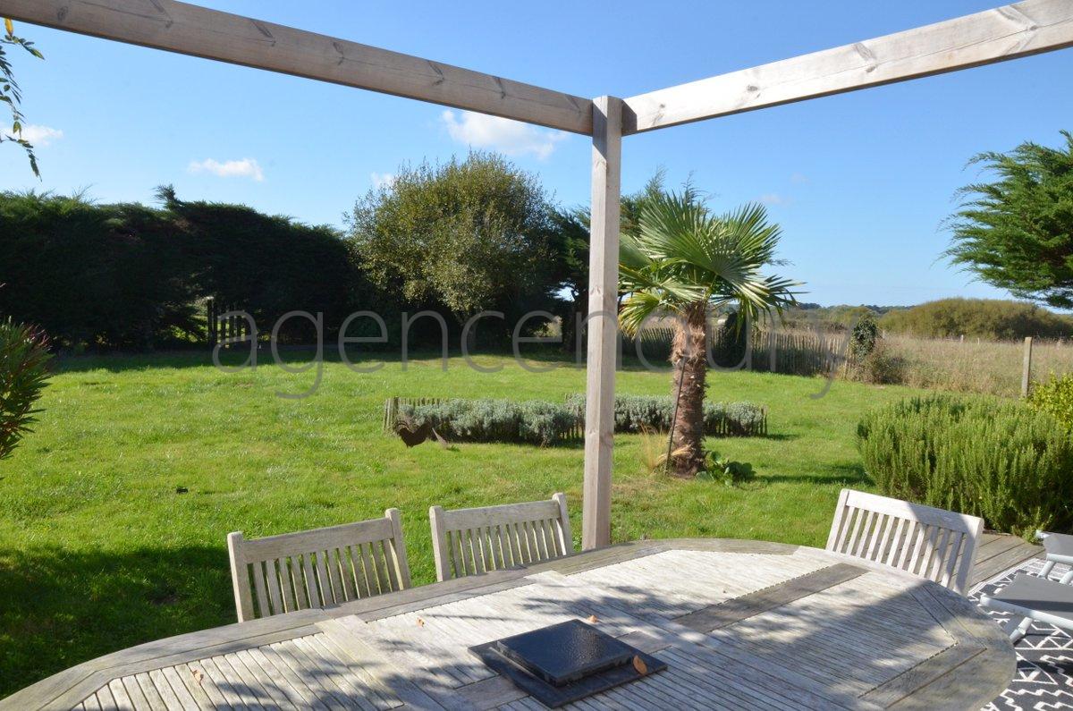 A l'extrmit d'un village, sans voisin  l'Ouest, lumineuse jusqu'au coucher du soleil, 