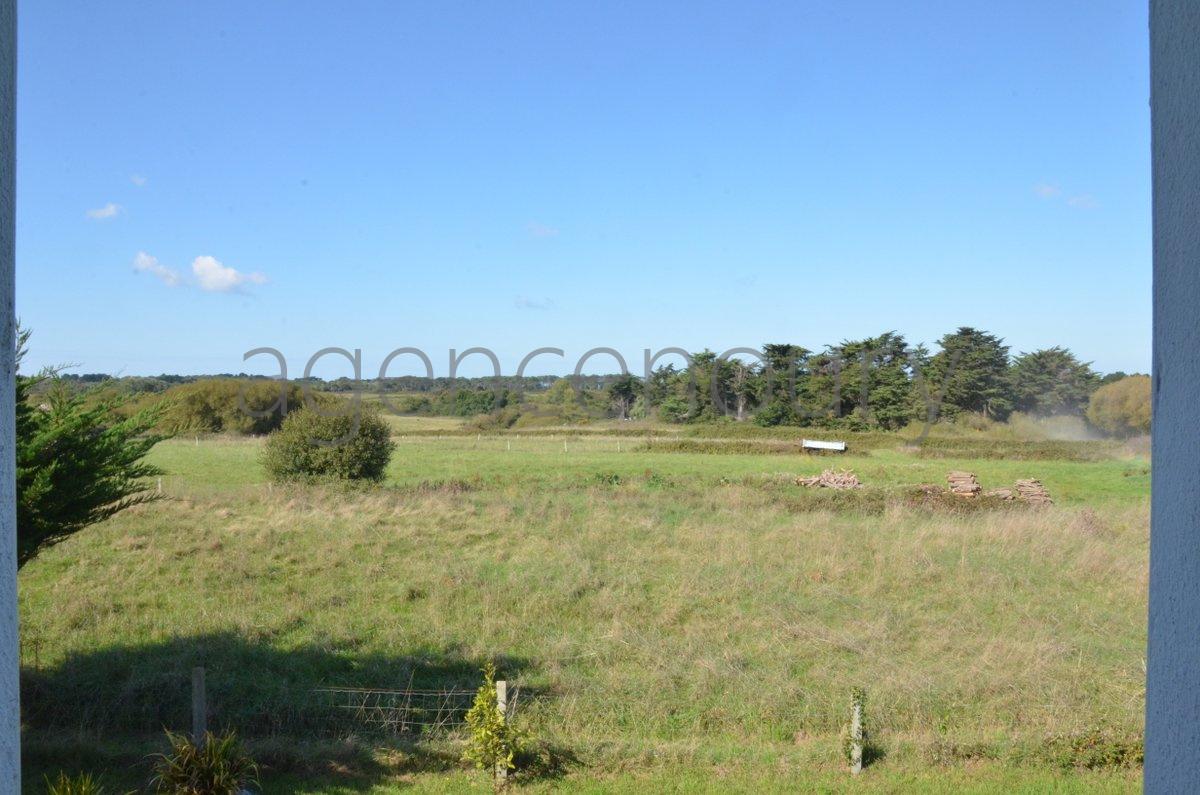 A l'extrmit d'un village, sans voisin  l'Ouest, lumineuse jusqu'au coucher du soleil, 