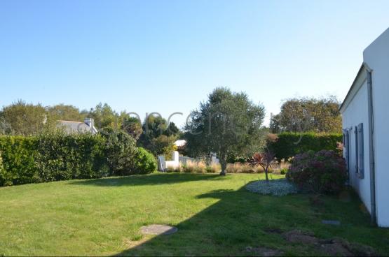 A l'extrmit d'un village, sans voisin  l'Ouest, lumineuse jusqu'au coucher du soleil, 