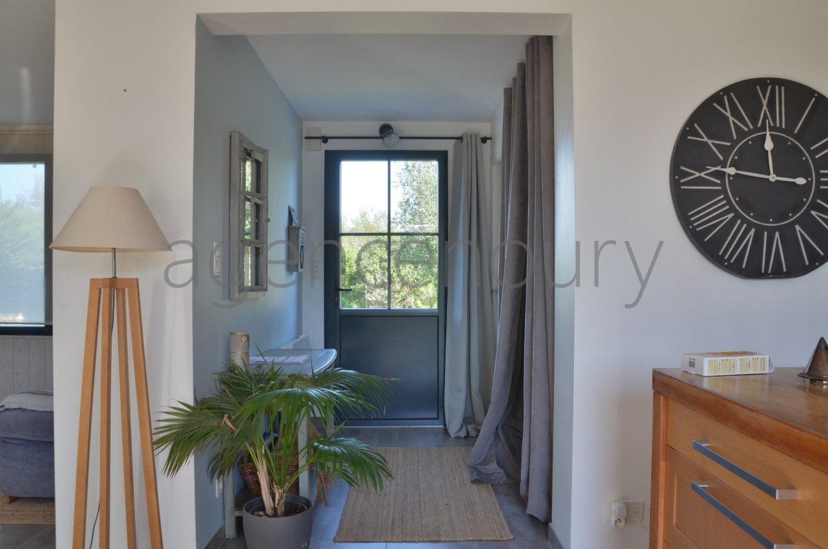 A l'extrmit d'un village, sans voisin  l'Ouest, lumineuse jusqu'au coucher du soleil, 