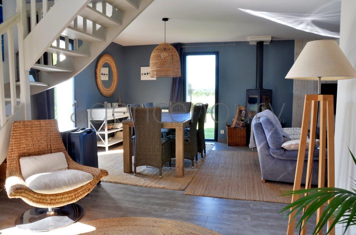 A l'extrmit d'un village, sans voisin  l'Ouest, lumineuse jusqu'au coucher du soleil, 