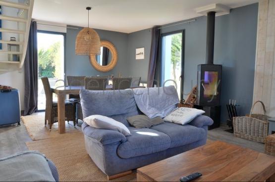 A l'extrmit d'un village, sans voisin  l'Ouest, lumineuse jusqu'au coucher du soleil, 