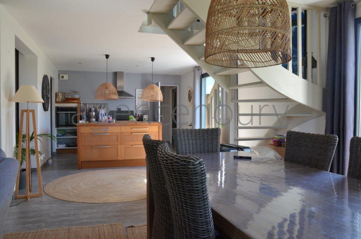 A l'extrmit d'un village, sans voisin  l'Ouest, lumineuse jusqu'au coucher du soleil, 