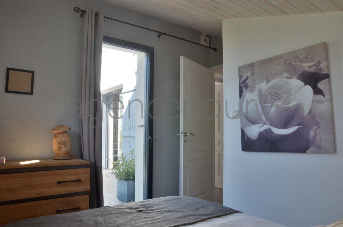 A l'extrmit d'un village, sans voisin  l'Ouest, lumineuse jusqu'au coucher du soleil, 