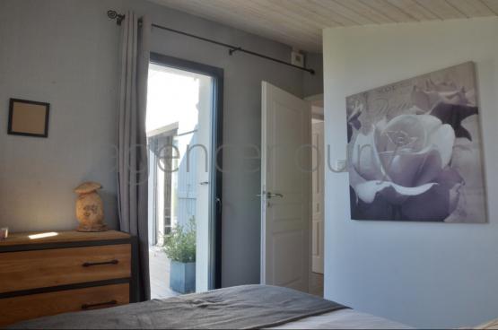 A l'extrmit d'un village, sans voisin  l'Ouest, lumineuse jusqu'au coucher du soleil, 