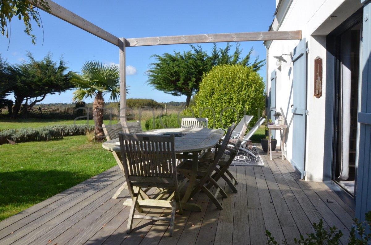 A l'extrmit d'un village, sans voisin  l'Ouest, lumineuse jusqu'au coucher du soleil, 