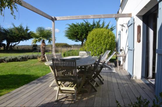 A l'extrmit d'un village, sans voisin  l'Ouest, lumineuse jusqu'au coucher du soleil, 