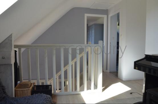 A l'extrmit d'un village, sans voisin  l'Ouest, lumineuse jusqu'au coucher du soleil, 