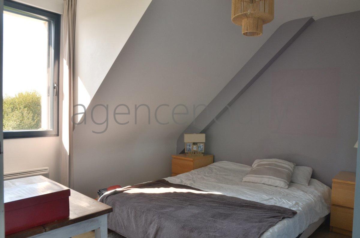 A l'extrmit d'un village, sans voisin  l'Ouest, lumineuse jusqu'au coucher du soleil, 