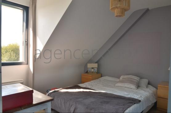 A l'extrmit d'un village, sans voisin  l'Ouest, lumineuse jusqu'au coucher du soleil, 