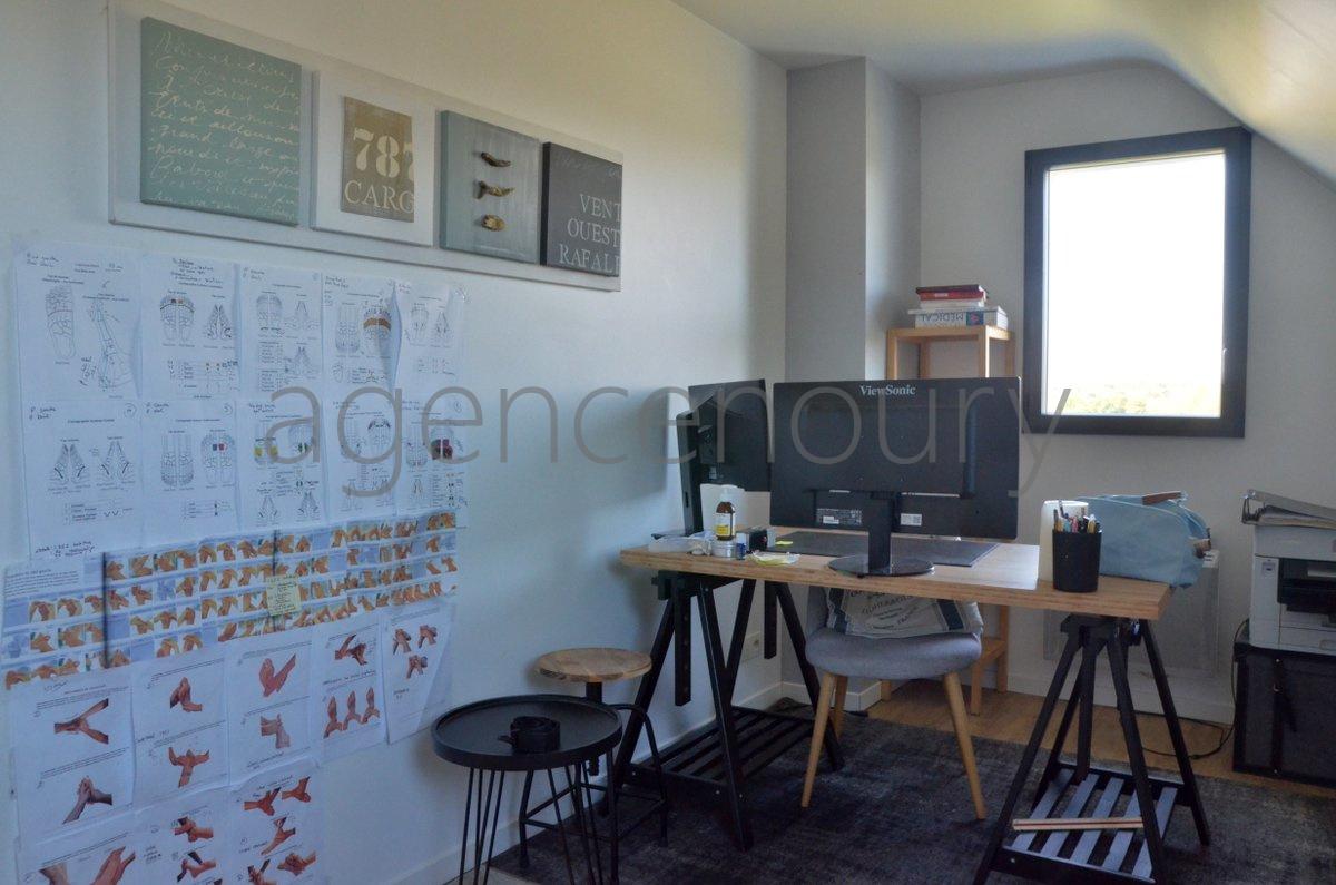 A l'extrmit d'un village, sans voisin  l'Ouest, lumineuse jusqu'au coucher du soleil, 