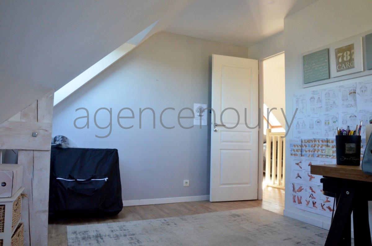 A l'extrmit d'un village, sans voisin  l'Ouest, lumineuse jusqu'au coucher du soleil, 