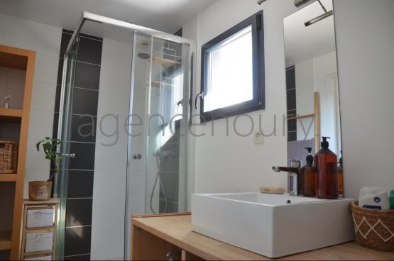 A l'extrmit d'un village, sans voisin  l'Ouest, lumineuse jusqu'au coucher du soleil, 