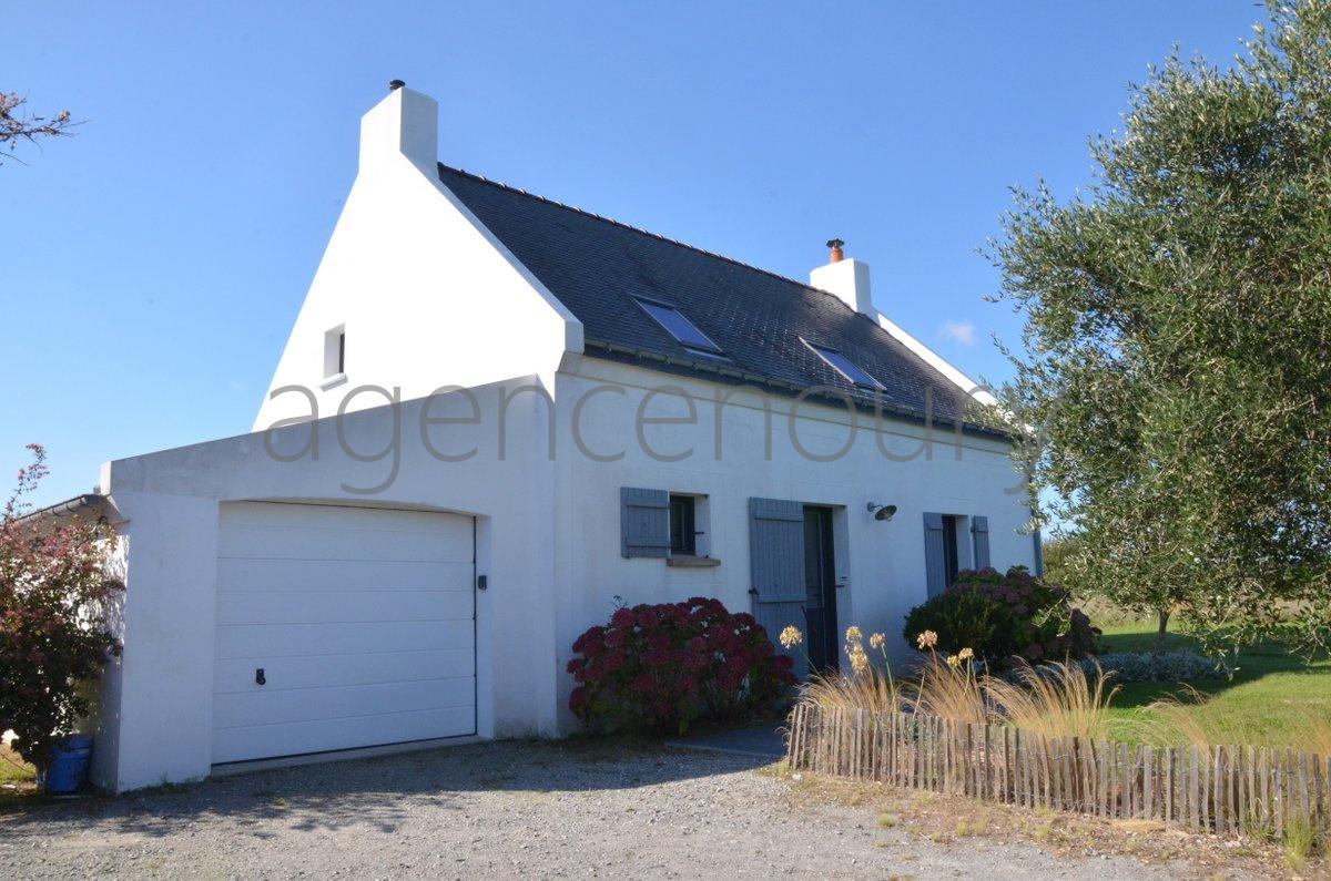 A l'extrmit d'un village, sans voisin  l'Ouest, lumineuse jusqu'au coucher du soleil, 