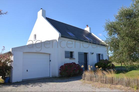 A l'extrmit d'un village, sans voisin  l'Ouest, lumineuse jusqu'au coucher du soleil, 