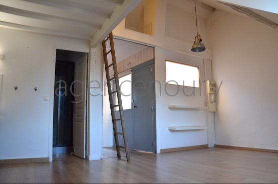 Cet appartement sous les toits de Palais offre  la fois caractre, charme et vue dgage. 
