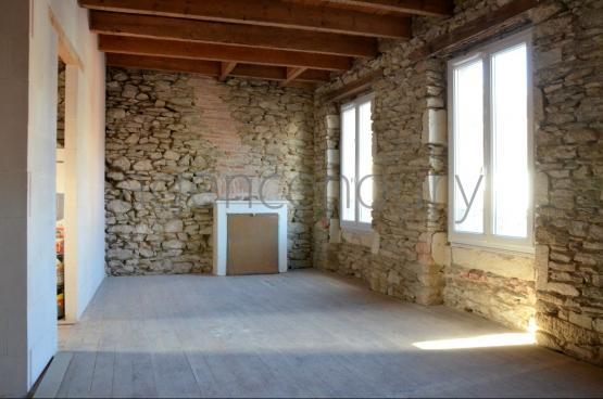 Cet appartement sduisant a fait lobjet de travaux de rnovation qui restent  achever.