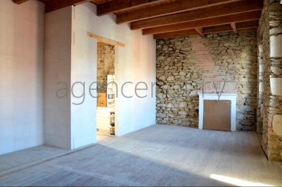 Cet appartement sduisant a fait lobjet de travaux de rnovation qui restent  achever.
