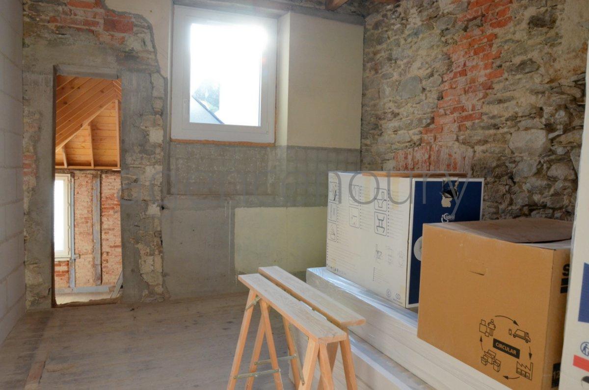 Cet appartement sduisant a fait lobjet de travaux de rnovation qui restent  achever.