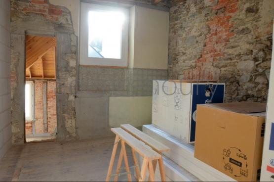 Cet appartement sduisant a fait lobjet de travaux de rnovation qui restent  achever.