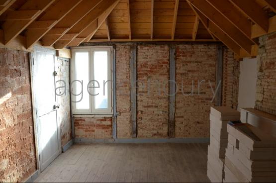 Cet appartement sduisant a fait lobjet de travaux de rnovation qui restent  achever.
