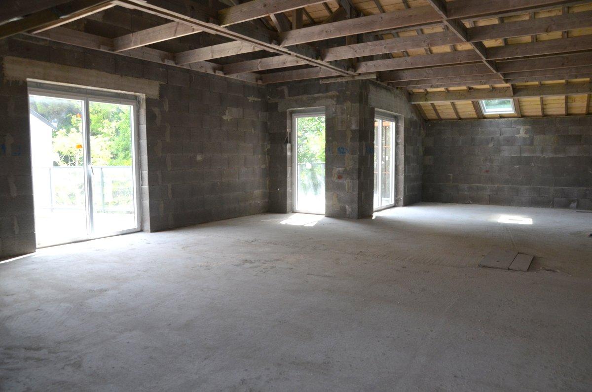 Cet appartement tout neuf, jamais habit, fait face  un joli paysage bois.