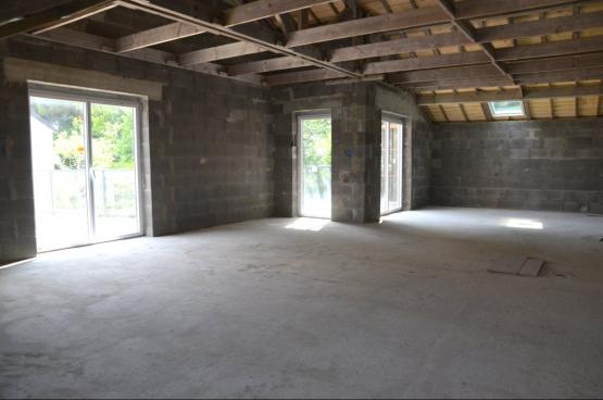 Cet appartement tout neuf, jamais habit, fait face  un joli paysage bois.