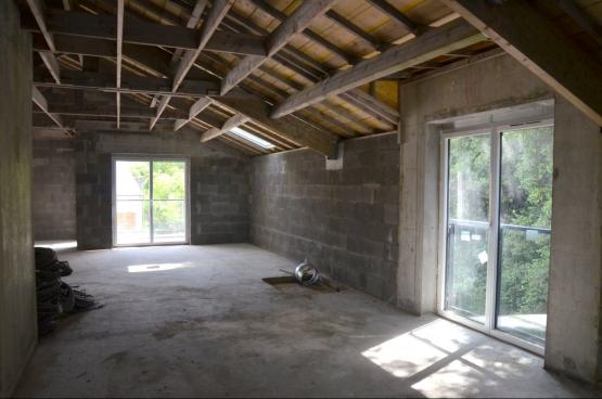 Cet appartement tout neuf, jamais habit, fait face  un joli paysage bois.