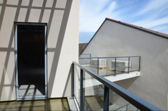 Cet appartement tout neuf, jamais habit, fait face  un joli paysage bois.