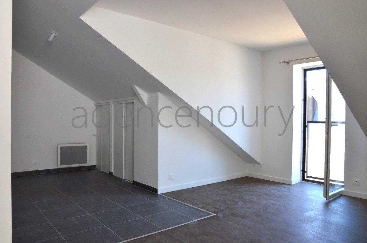 Les terrasses de cet appartement tout neuf font face  un joli paysage bois trs calme.